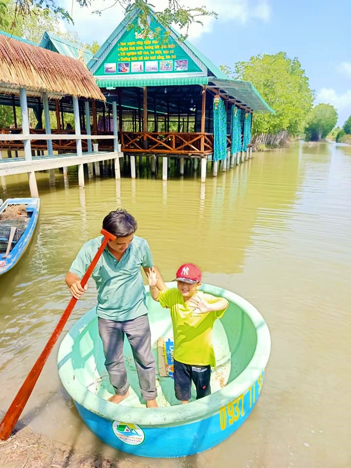 Bơi thuyền thúng tại Đất Mũi